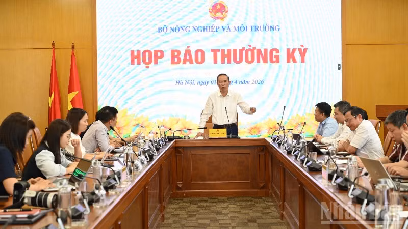 Thứ trưởng Nông nghiệp và Môi trường Phùng Đức Tiến chủ trì cuộc họp báo thường kỳ tháng 4.(Ảnh: THANH TRÀ)