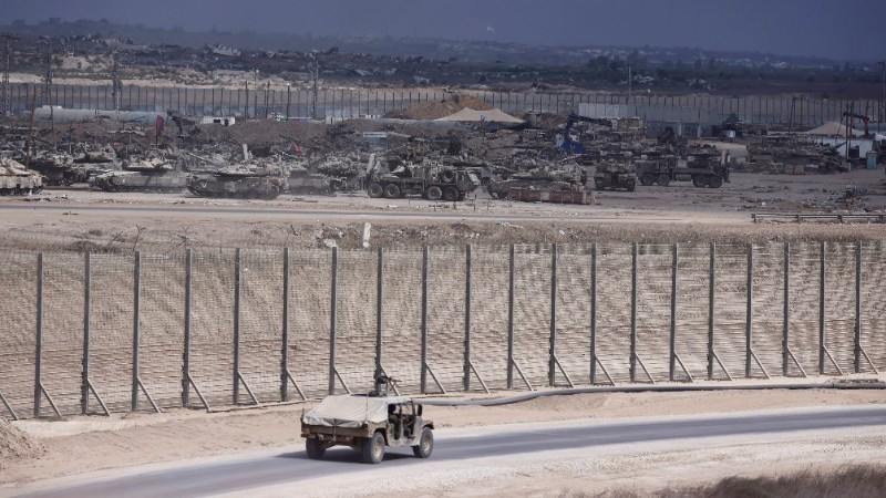 Xe quân sự Israel tại biên giới Israel-Gaza, ngày 9/10/2025. (Ảnh: THX/TTXVN)