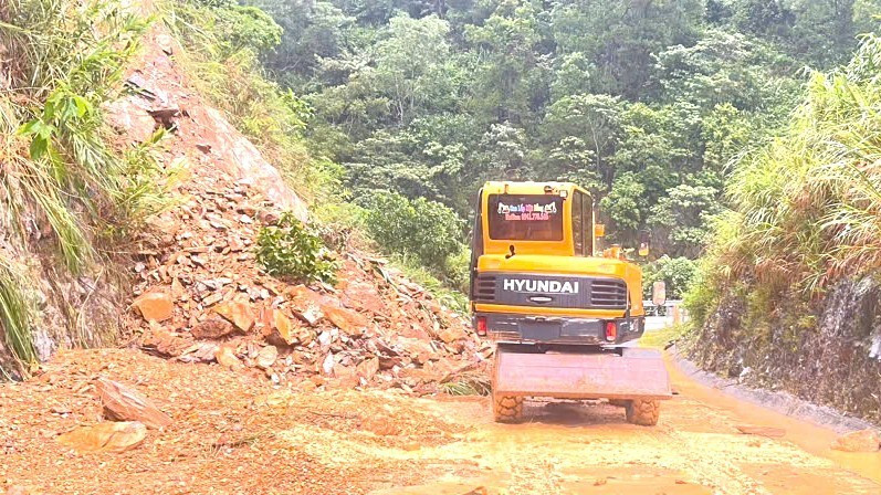 Một điểm sạt lở được lực lượng san gạt để thông đường ở phía bắc tỉnh Quảng Trị.