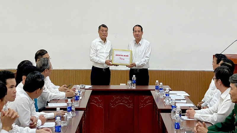 Đồng chí Lê Minh Hưng, Ủy viên Bộ Chính trị, Bí thư Trung ương Đảng, Trưởng Ban Tổ chức Trung ương trao hỗ trợ của lãnh đạo Đảng, Nhà nước cho tỉnh Ninh Bình khắc phục hậu quả bão số 10.