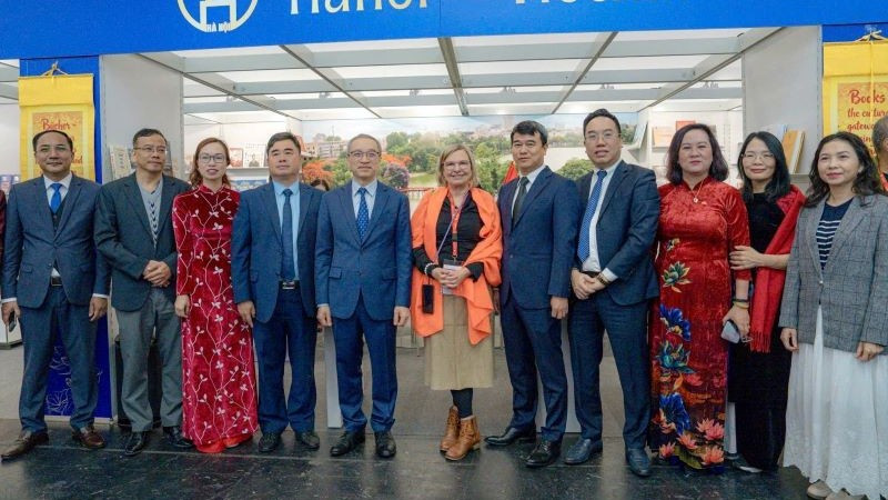 Các đại biểu tham dự Lễ khai mạc không gian sách Việt Nam tại Hội sách quốc tế Frankfurt 2025 (Ảnh: Sở Văn hóa và thể thao Hà Nội).