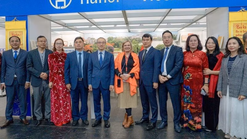 Các đại biểu tham dự Lễ khai mạc không gian sách Việt Nam tại Hội sách quốc tế Frankfurt 2025 (Ảnh: Sở Văn hóa và thể thao Hà Nội).