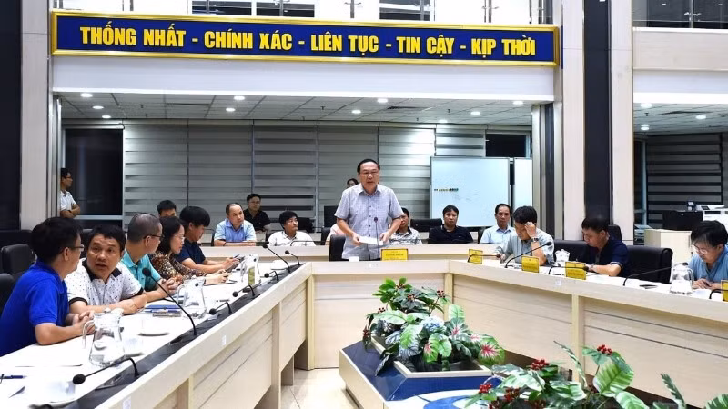 Thứ trưởng Nông nghiệp và Môi trường Lê Công Thành chủ trì cuộc họp ứng phó với bão số 5 tối 23/8.