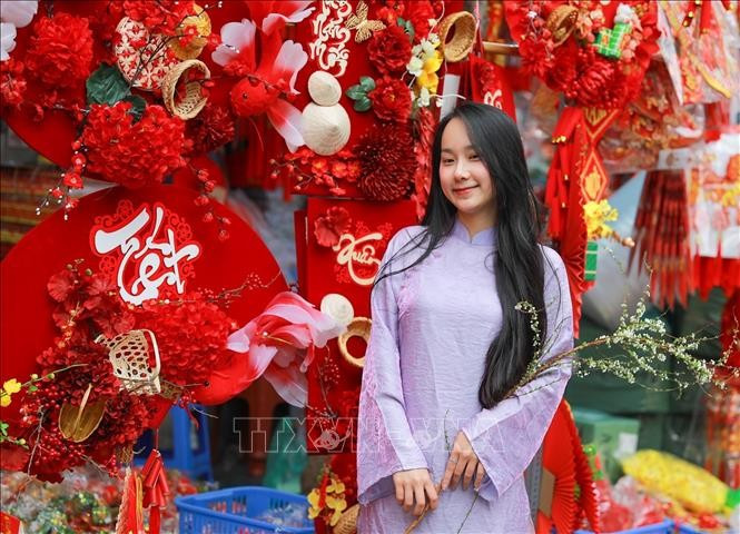 Chợ hoa Hàng Lược còn mang đến cảm giác gần gũi, thư thái giữa nhịp sống đô thị, mở ra không gian trải nghiệm văn hóa truyền thống mang đậm không khí Tết của Hà Thành.