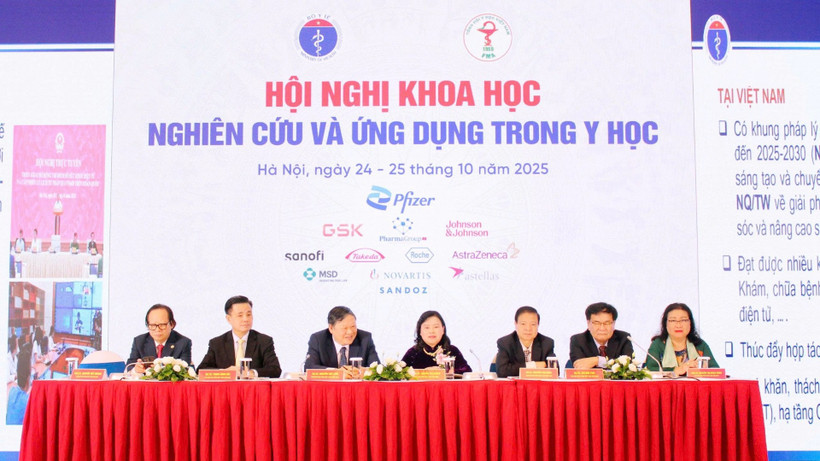 Chủ toạ phiên toàn thể hội nghị.