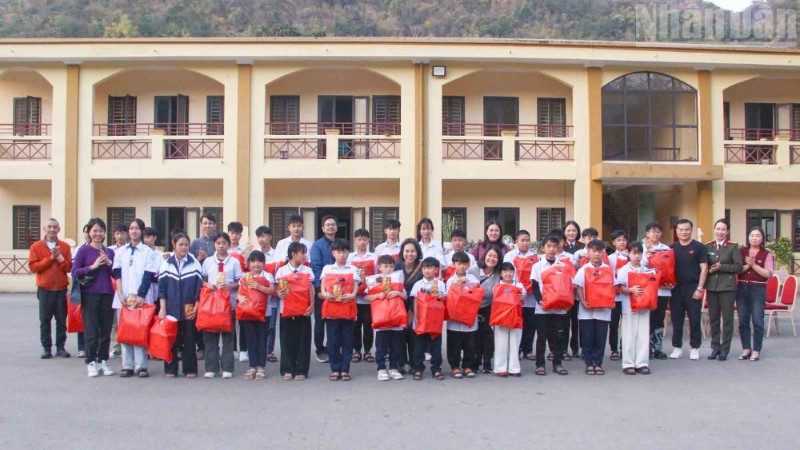 Đoàn thiện nguyện tặng quà cho các học sinh đang được Công an tỉnh Sơn La chăm sóc, nuôi dưỡng.
