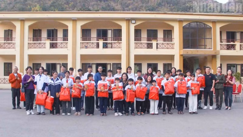 Đoàn thiện nguyện tặng quà cho các học sinh đang được Công an tỉnh Sơn La chăm sóc, nuôi dưỡng.