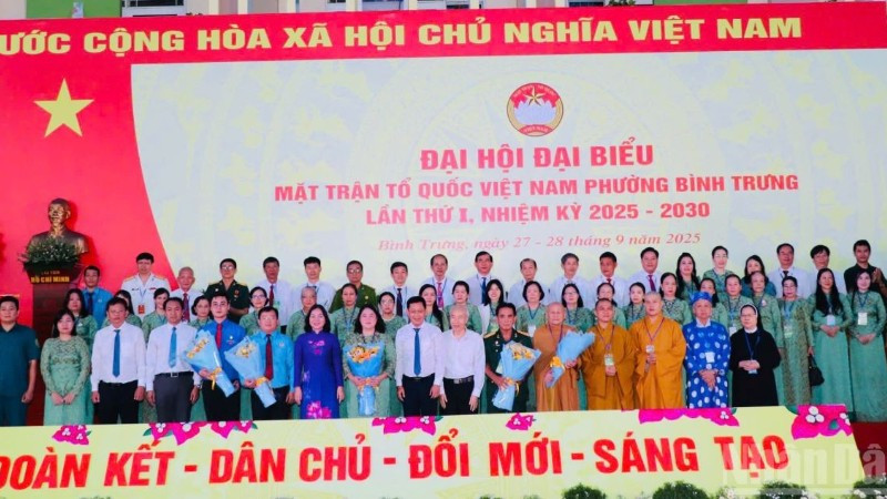 Các Ủy viên Ủy ban Mặt trận Tổ quốc Việt Nam phường Bình Trưng, nhiệm kỳ 2025-2030 ra mắt. 