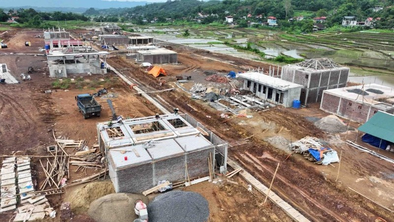 Làng tái định cư ở xã Mường Vang (Phú Thọ) đang khẩn trương hoàn thành để người dân nơi đây sớm có nơi tránh trú an toàn khi mưa bão. (Ảnh: PHÚC LÂM)