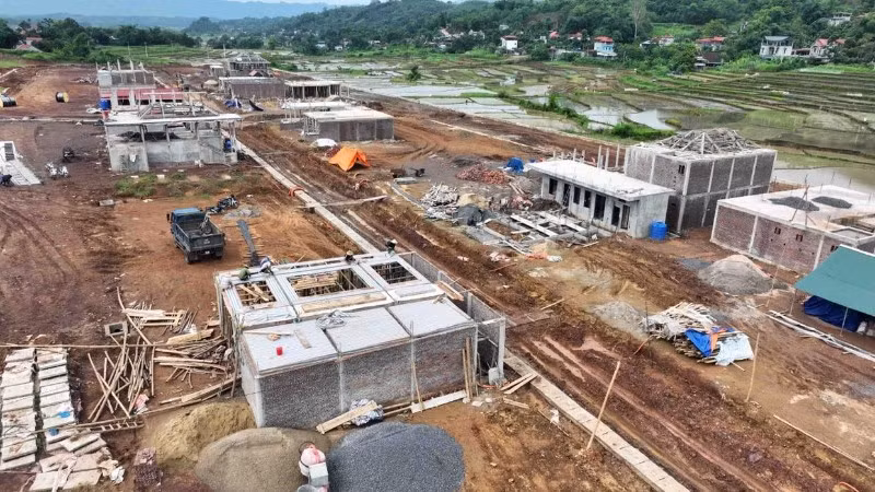 Làng tái định cư ở xã Mường Vang (Phú Thọ) đang khẩn trương hoàn thành để người dân nơi đây sớm có nơi tránh trú an toàn khi mưa bão. (Ảnh: PHÚC LÂM)