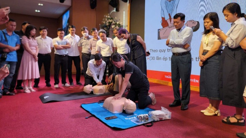Chuyên gia hướng dẫn các phóng viên thực hành sơ cấp cứu cho nạn nhân.
