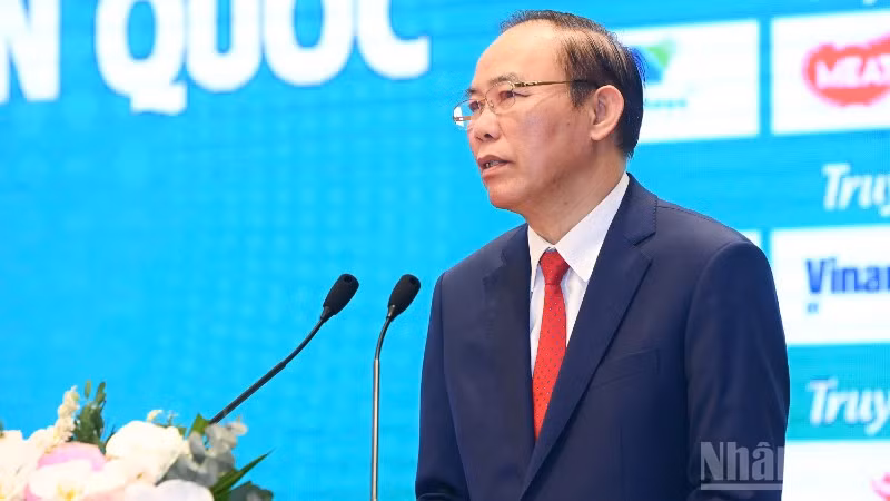 Thứ trưởng Nông nghiệp và Môi trường Phùng Đức Tiến phát biểu tại hội nghị.