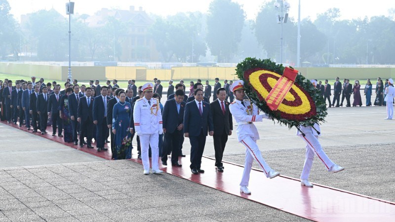 Đồng chí Phạm Minh Chính, Ủy viên Bộ Chính trị, Bí thư Đảng Ủy Chính phủ, Thủ tướng Chính phủ dẫn đầu Đoàn đại biểu dự Đại hội Đảng bộ Chính phủ lần thứ nhất, nhiệm kỳ 2025-2030 vào Lăng viếng Chủ tịch Hồ Chí Minh. (Ảnh: TRẦN HẢI)