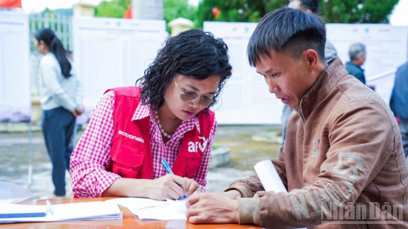 Hơn 350 hộ dân nghèo và cận nghèo tại bốn xã của tỉnh Đắk Lắk đã được nhận hỗ trợ tiền mặt với tổng kinh phí 1,05 tỷ đồng.