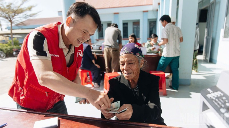 Hỗ trợ tiền mặt cho 100 hộ dân thuộc 6 thôn bị thiệt hại nặng nề do mưa lũ cuối năm 2025.