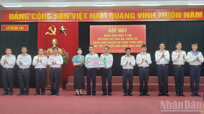 Các cán bộ chiến sĩ Tàu 628 đón nhận tình cảm của các doanh nghiệp và cá nhân trước khi lên đường nhận nhiệm vụ trực Tết.
