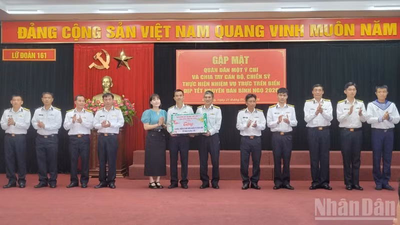 Các cán bộ chiến sĩ Tàu 628 đón nhận tình cảm của các doanh nghiệp và cá nhân trước khi lên đường nhận nhiệm vụ trực Tết.