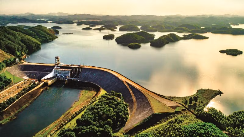 Bộ trưởng Nông nghiệp và Môi trường lệnh: Từ 20 giờ ngày 9/9/2025, mở 2 cửa xả mặt (số 1 và số 3) để khẩn trương đưa mực nước thượng lưu hồ về cao trình 57,0m. (Ảnh: Thacba.vn)