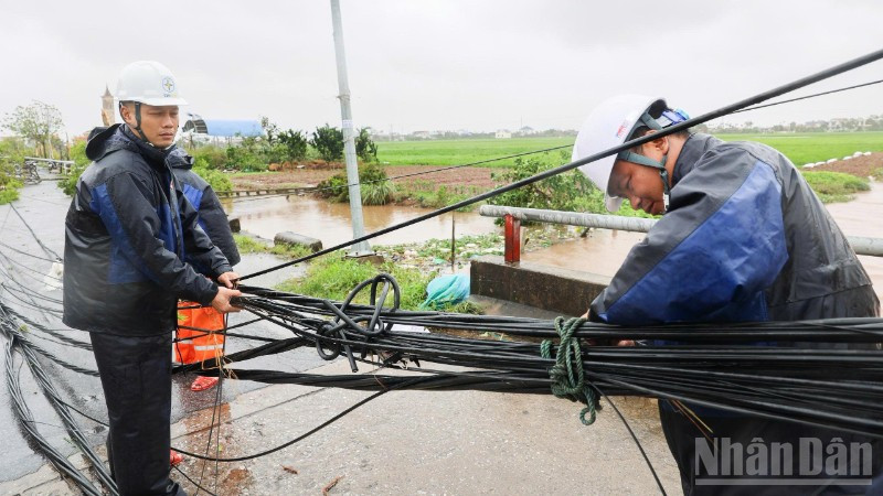 Các lực lượng chức năng đang khẩn trương khắc phục hậu quả sau bão. (Ảnh: ĐÀO PHƯƠNG)