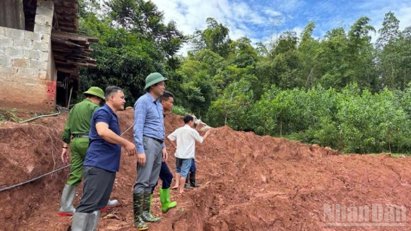 Các cấp chính quyền địa phương đang triển khai phương án di dời các hộ dân đến nơi ở an toàn.