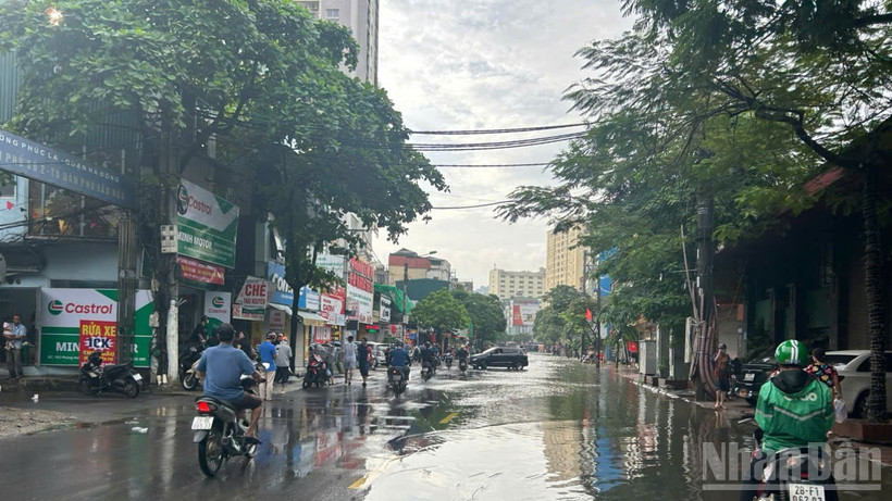 Sáng 1/10, nhiều tuyến phố Hà Nội vẫn ngập sâu.