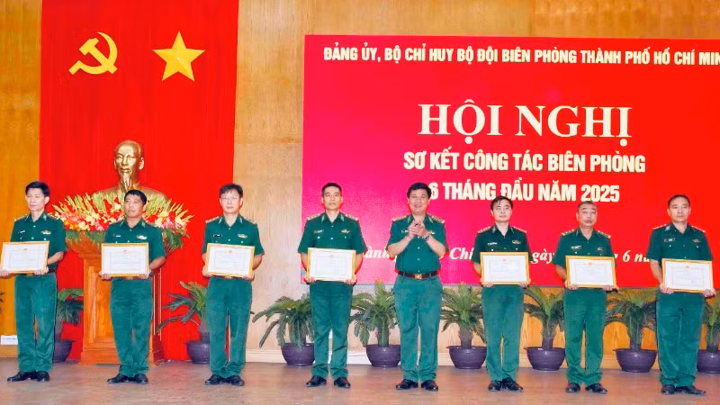 Chỉ huy trưởng Bộ Chỉ huy Biên phòng Thành phố biểu dương những đơn vị có thành tích công tác tốt.