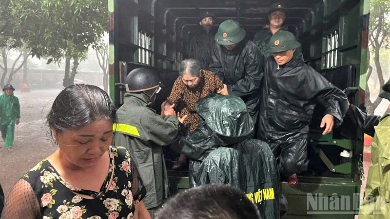 Đến chiều 28/9, có 2.862 khẩu/1.171 hộ tại Nghệ An đã được hỗ trợ di dời đến nơi tạm trú an toàn. (Ảnh: TRUNG HIẾU)