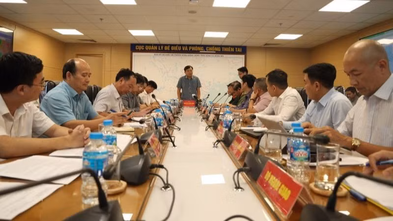 Thứ trưởng Nguyễn Hoàng Hiệp chỉ đạo tại cuộc họp khẩn về công tác ứng phó với bão Wipha.