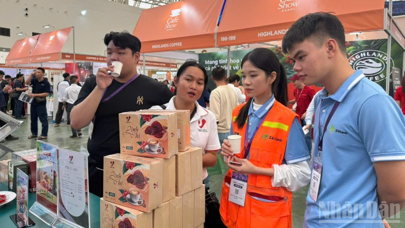 Lần đầu tiên tổ chức tại Hà Nội, Triển lãm quốc tế cafe show và tea show Hanoi 2025 thu hút được khá đông khách hàng đặc biệt những người trẻ tuổi.