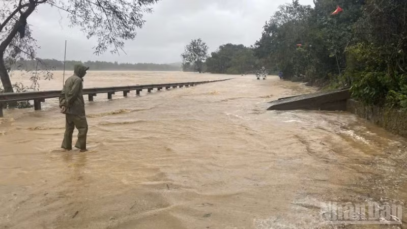 Các chuyên gia cho rằng hai đợt mưa gần đây đều do tác động của hội tụ gió kinh hướng kết hợp hoàn lưu hậu bão và đới gió Đông Nam ẩm của áp cao cận nhiệt đới, khiến vùng mưa tập trung chủ yếu ở khu vực Bắc Bộ, trọng tâm là Thủ đô Hà Nội. (Ảnh minh họa)