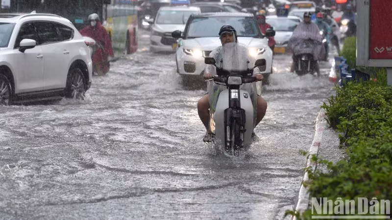 Bộ Nông nghiệp và Môi trường đã có công điện số 4594/CĐ-BNNMT ngày 19/7/2025 yêu cầu các địa phương chủ động triển khai các biện pháp ứng phó với bão, mưa lớn, ngập lụt, lũ quét và sạt lở đất. (Ảnh minh họa)