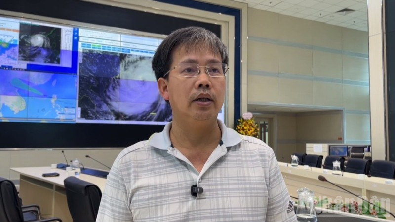 Ông Mai Văn Khiêm, Giám đốc Trung tâm dự báo khí tượng thủy văn quốc gia cung cấp thông tin với báo chí về cơn bão số 11, đầu giờ chiều 5/10.