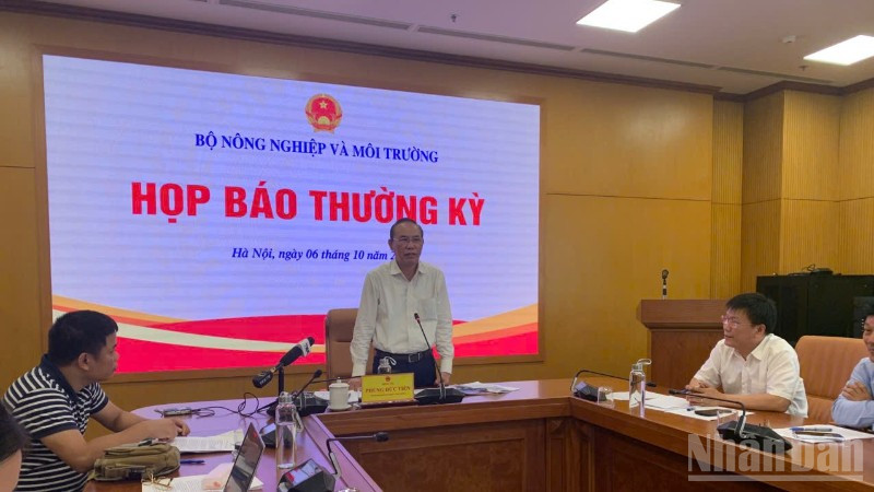 Thứ trưởng Phùng Đức Tiến chủ trì họp báo thường kỳ tháng 9 ngành nông nghiệp và môi trường ngày 6/10.