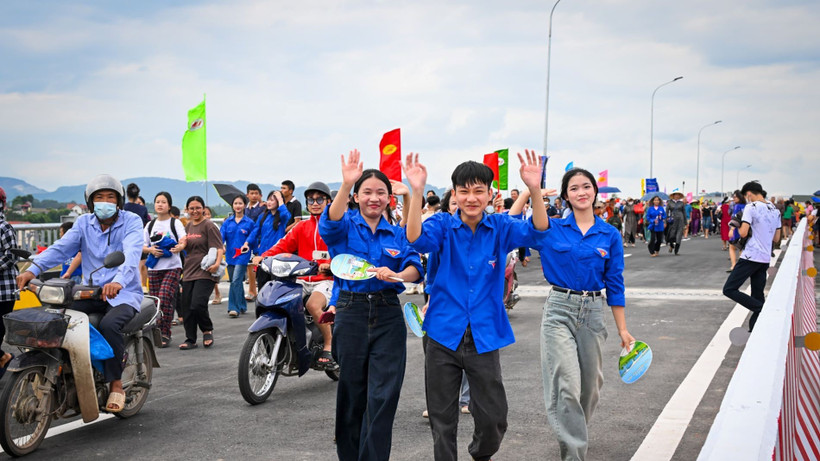 Cầu Phong Châu mới được khánh thành trong niềm vui chung của đông đảo người dân địa phương, khi những nỗi đau mất mát đã dịu đi để đón chào tương lai phát triển mới.