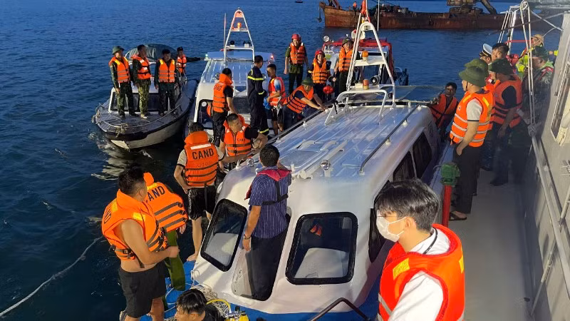 Lực lượng chức năng tỉnh Quảng Ninh vẫn đang nỗ lực ứng cứu, tìm kiếm các nạn nhân trong vụ lật tàu du lịch trên vịnh Hạ Long.