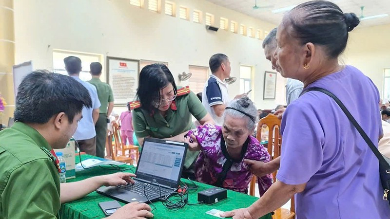 Công an hỗ trợ, thu nhận thông tin từ thân nhân liệt sĩ.