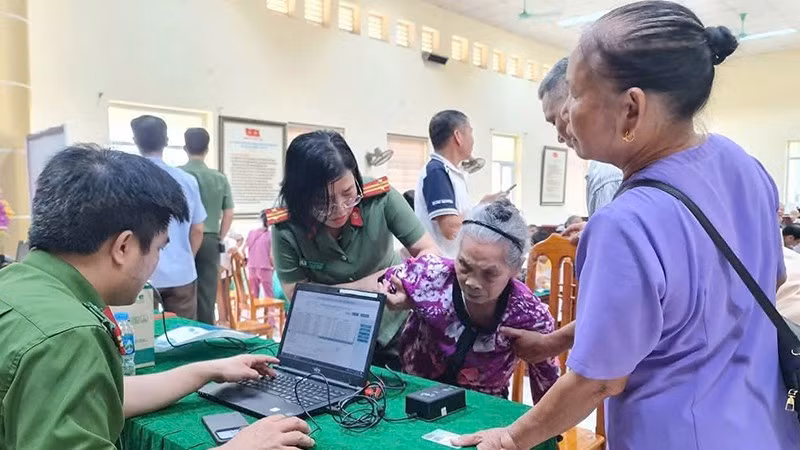 Công an hỗ trợ, thu nhận thông tin từ thân nhân liệt sĩ.