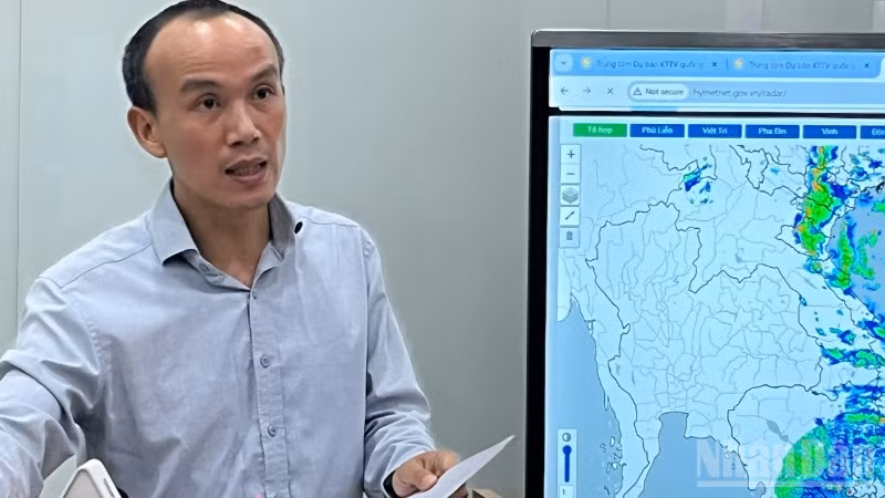 Ông Hoàng Phúc Lâm, Phó Giám đốc Trung tâm Dự báo khí tượng thủy văn quốc gia thông tin về bão số 5.