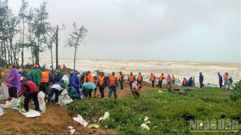 Bộ Nông nghiệp và Môi trường đề nghị các địa phương khẩn trương xử lý, huy động lực lượng, vật tư, phương tiện, sẵn sàng phương án bảo vệ trọng điểm xung yếu. (Ảnh: NGÔ TUẤN)