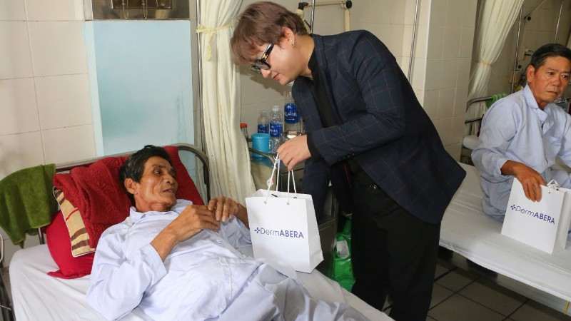 650 phần quà gồm các sản phẩm chăm sóc cá nhân như DermABERA, MEN’S ABERA, LumiABERA đã được trao tận tay người bệnh.