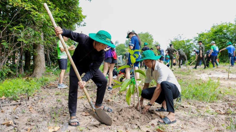 TreeBank trao tặng 10.000 cây giống cho chương trình "Trồng rừng giữ nước mùa mưa" tại Tây Ninh năm 2025.