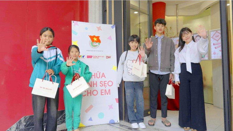 Dự án “Chữa lành sẹo cho em” được triển khai theo hướng đồng hành lâu dài, kết hợp điều trị y khoa với phục hồi tâm lý, từng bước giúp các em tự tin hòa nhập cộng đồng.