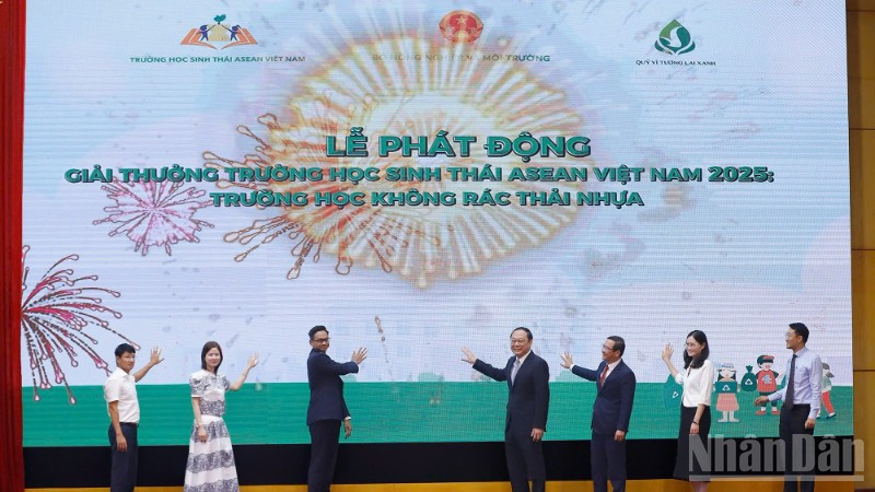 Các đại biểu ấn nút Lễ phát động Giải thưởng Trường học sinh thái ASEAN (ASEAN Eco-schools Award) năm 2025.