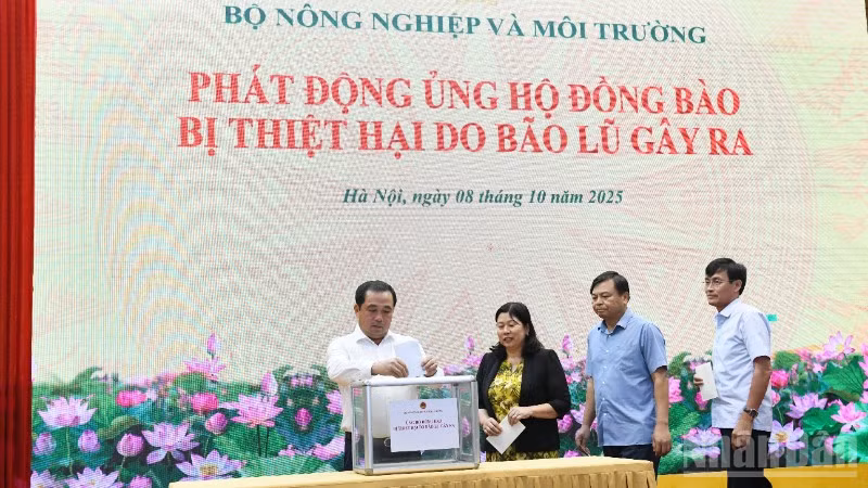 Quyền Bộ trưởng Nông nghiệp và Môi trường và các cán bộ, công nhân viên chức của Bộ quyên góp ủng hộ đồng bào các tỉnh bị thiệt hại do bão, lũ gây ra trong thời gian qua.