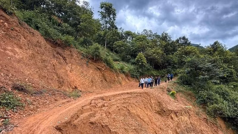 Mưa lớn kéo dài dẫn đến nguy cơ sạt lở đất tại thôn Tà Làng, xã Đồng Văn, tỉnh Tuyên Quang.