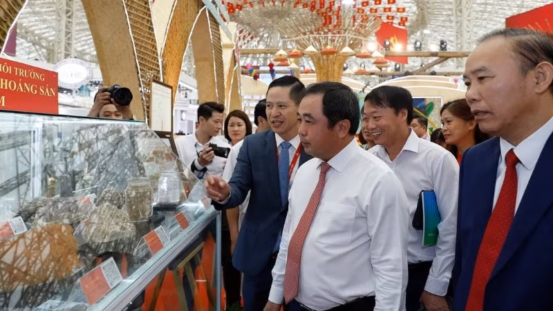 Lãnh đạo Bộ Nông nghiệp và Môi trường tham quan các gian hàng triển lãm ngành nông nghiệp và môi trường.