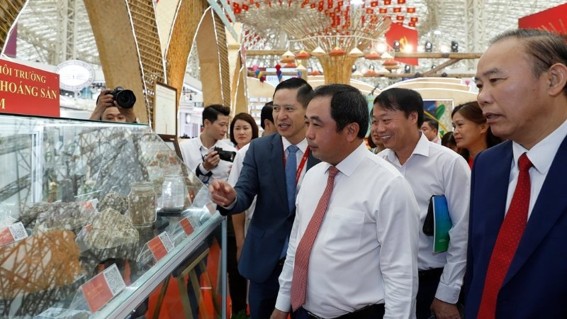 Lãnh đạo Bộ Nông nghiệp và Môi trường tham quan các gian hàng triển lãm ngành nông nghiệp và môi trường.