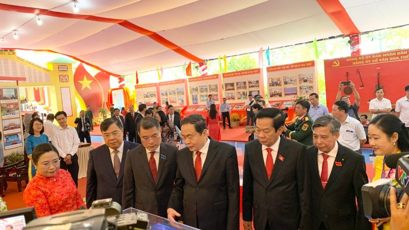 Chủ tịch Quốc hội Trần Thanh Mẫn cùng các đồng chí lãnh đạo Trung ương và thành phố Cần Thơ tham quan các gian hàng triển lãm thành tựu phát triển kinh tế-xã hội địa phương.