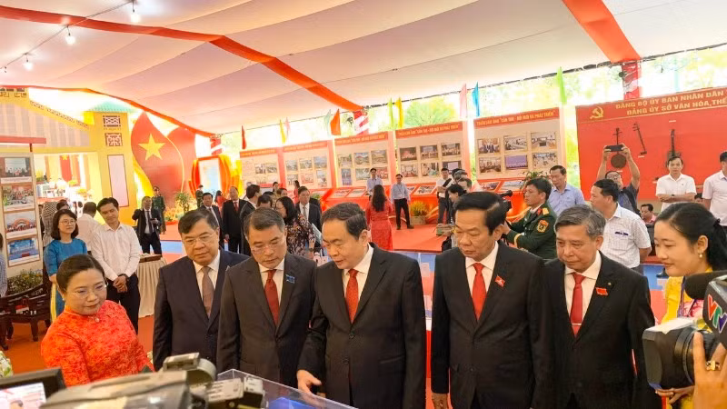 Chủ tịch Quốc hội Trần Thanh Mẫn cùng các đồng chí lãnh đạo Trung ương và thành phố Cần Thơ tham quan các gian hàng triển lãm thành tựu phát triển kinh tế-xã hội địa phương.