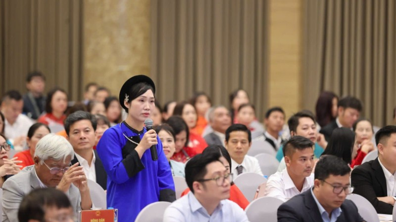 Nông dân Vương Thị Thương, chuyên sản xuất hồng treo gió Lạng Sơn đặt câu hỏi với Bộ Nông nghiệp và Môi trường về vấn đề thú y và khuyến nông địa phương.